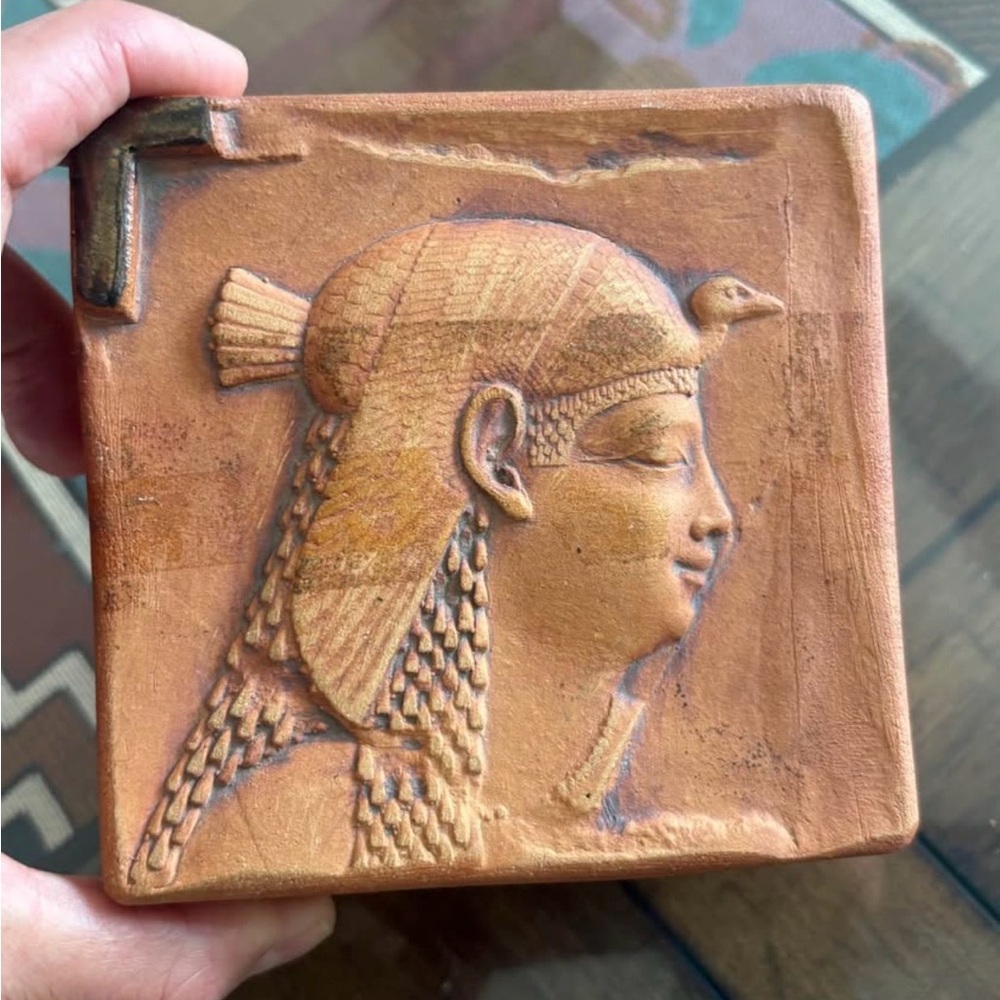 VINTAGE EGYPTIAN QUEEN CLEOPATRA JEWELRY BOX MADE BY TERRAFIRMA NEW YORK.